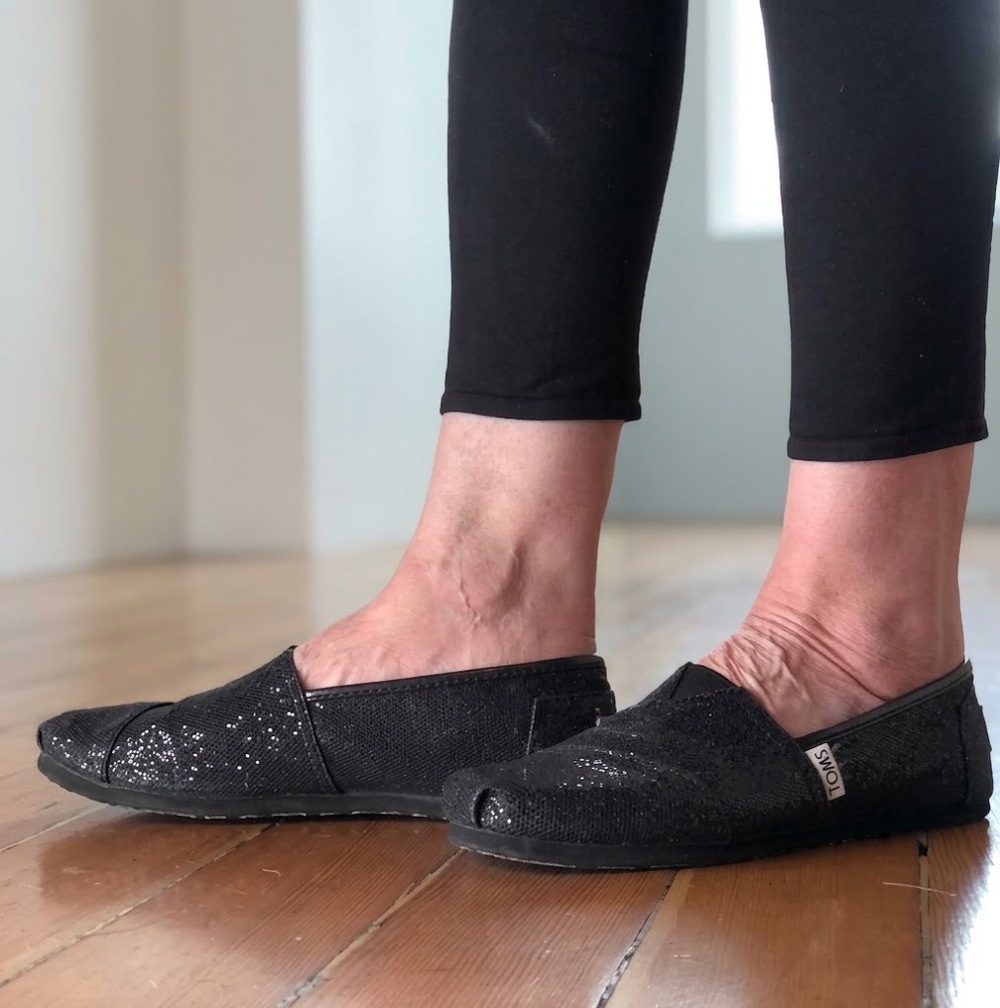 TOMS Classic Alpargata Black Glitter Metallic Slip-On Flats Women’s 7.5 EUC